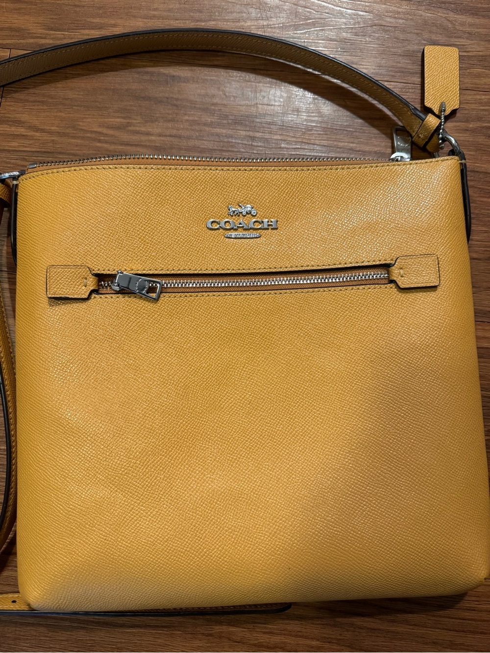 💛Coach Pebble Leather Crossbody Bag in Mustard Yellow - Picture 2 of 4